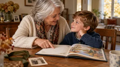 Oma bekijkt met haar kleinzoon een bijzonder boek met een persoonlijke boodschap.